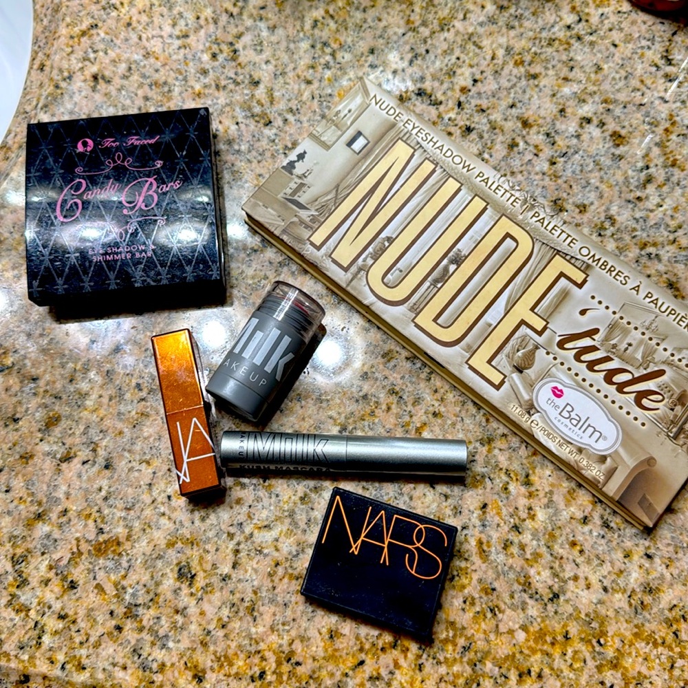 Make-up bundle sample sized/palettes full size